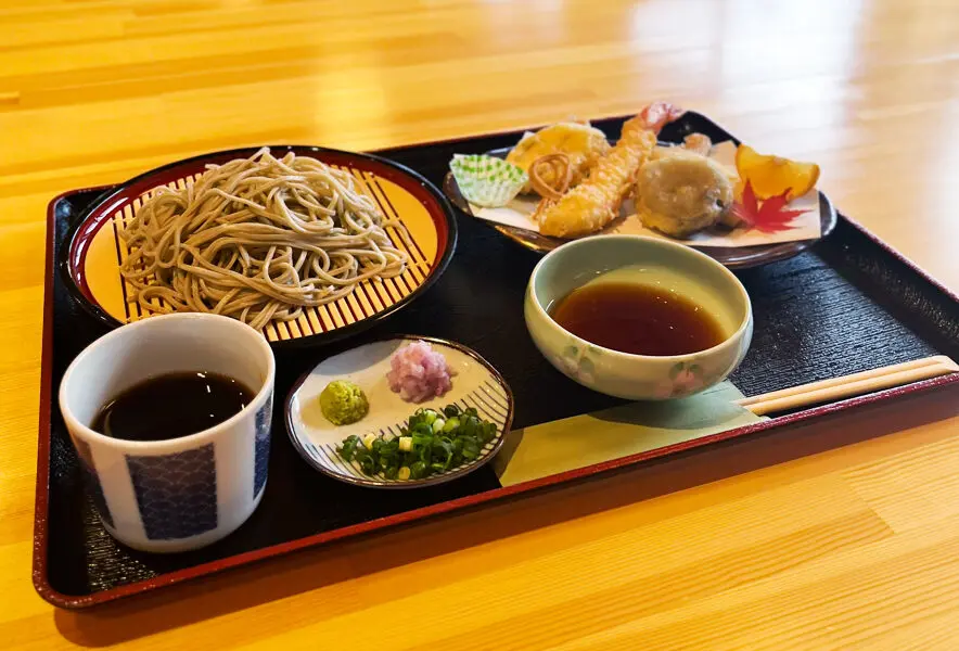 川崎】薪ストーブでゆったりくつろぐ。十割蕎麦そばの場の天ざる