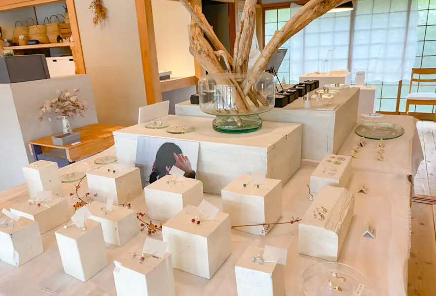 香春鉱山　寒水石　福岡県田川郡香春町　香春石灰石　オブジェ　アクリルケース付 香春鉱山 寒水石 福岡県田川郡香春町 香春石灰石 オブジェ