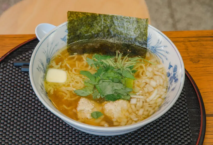 飯塚】あっさりだけどくせになる美味しさ！鶏スープ麺 はなまるの塩こしょうバターラーメン - 筑豊情報マガジンWING