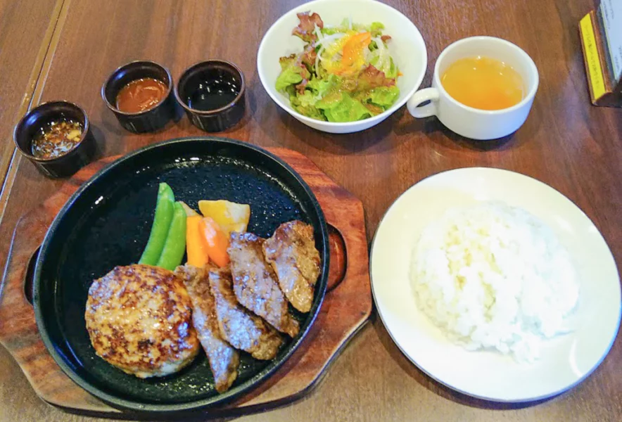 牛肉ラーメンとフルーツサラダセット 牛肉ラーメンとフルーツサラダセット