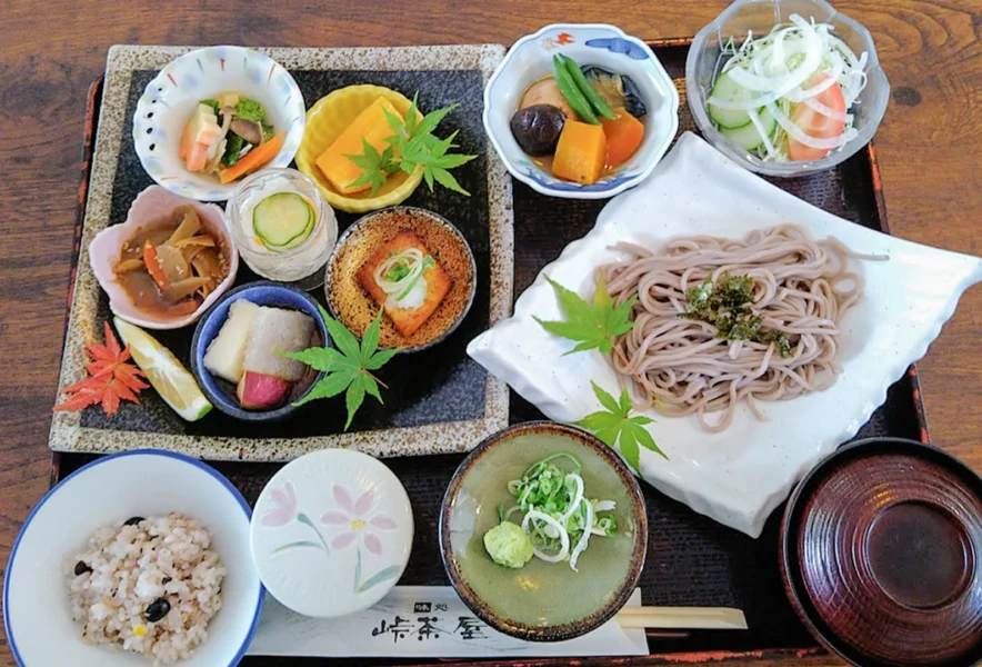 大任】蕎麦と小鉢で叶える理想のバランス！峠茶屋でいただく、体に