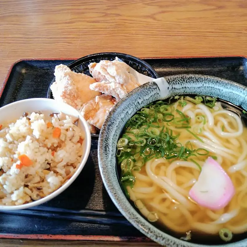 桂川】半世紀以上愛され続ける名店！おやまうどんの「唐揚げうどん定食