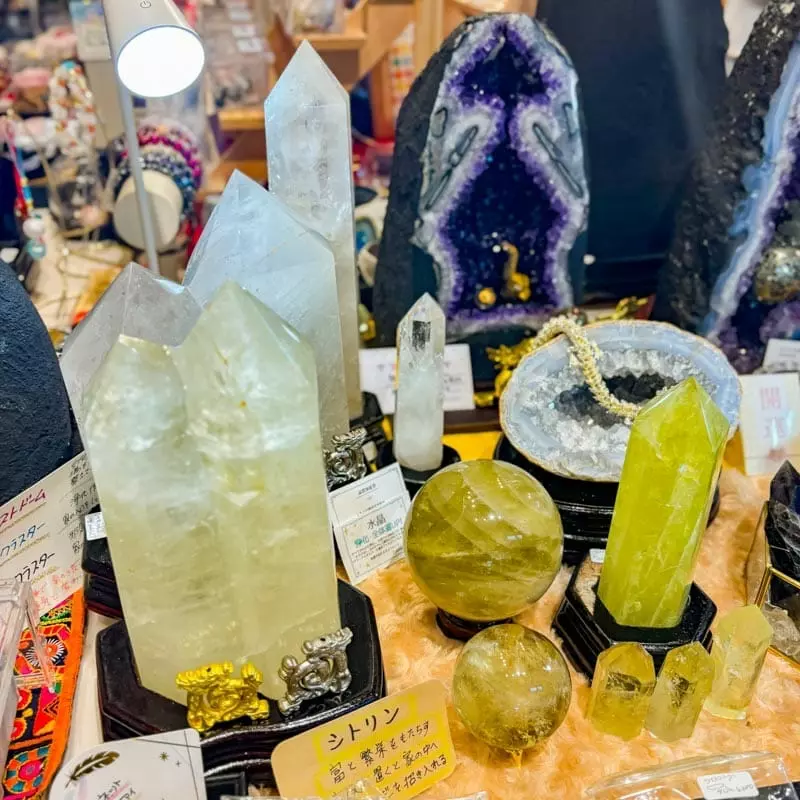 桂川】 まるでパワースポット♪ 100種類以上の天然石が並ぶ 「I DEAL